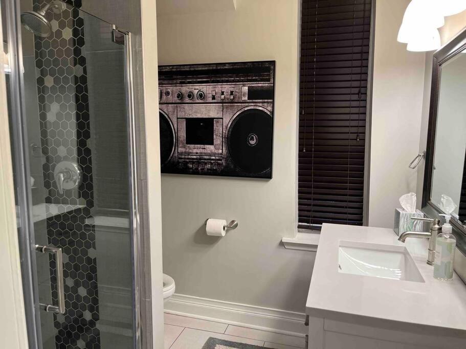 Trendy West Town Flat - 2 Bed / 1.5 Bath W Parking Apartment Чикаго Екстериор снимка